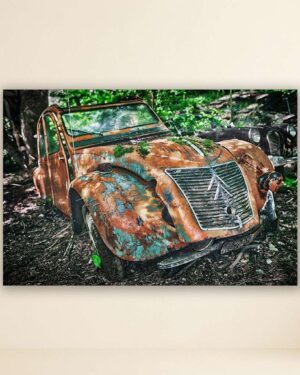 künstlerisch illustrierter citroen 2cv in orange in verlassener waldszene